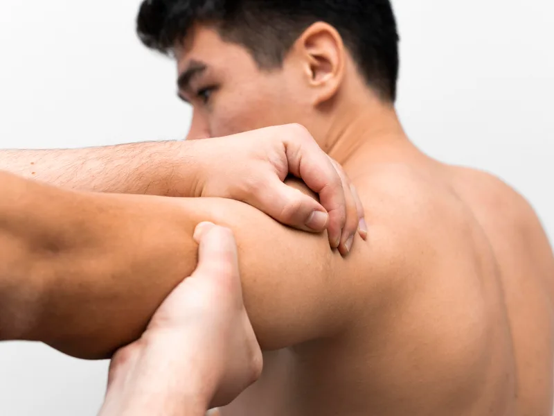 DeSalvo Chiropractic treating shoulder pain in Novato