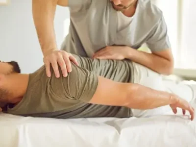 Male,Masseur,Gives,A,Relaxing,Back,Massage,Therapy,,Relieves,Tension